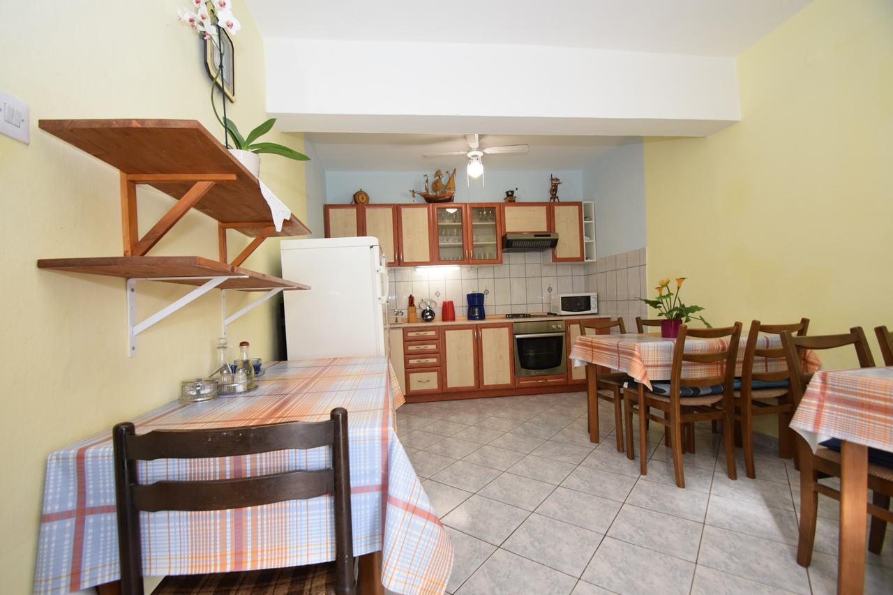 Apartments Mira Starigrad Paklenica Exterior photo