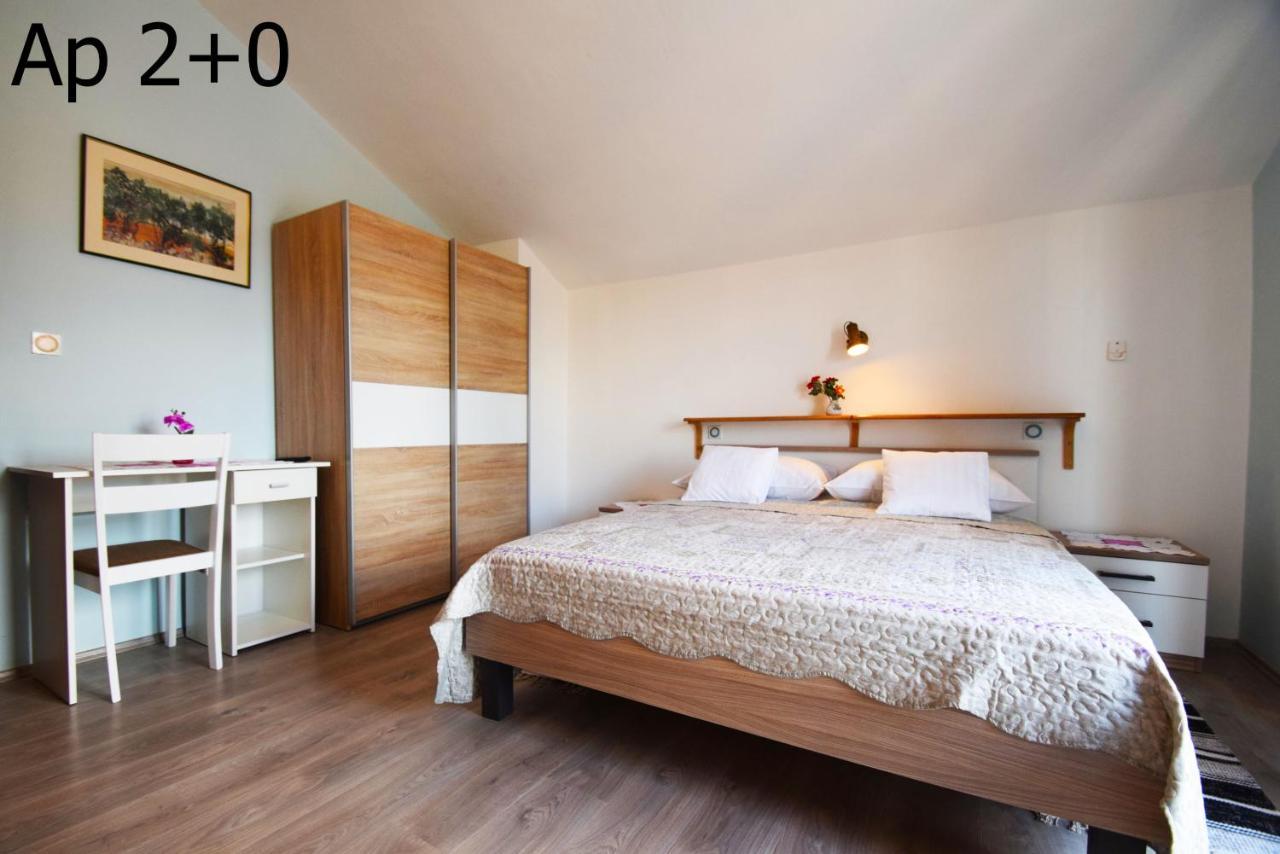 Apartments Mira Starigrad Paklenica Exterior photo