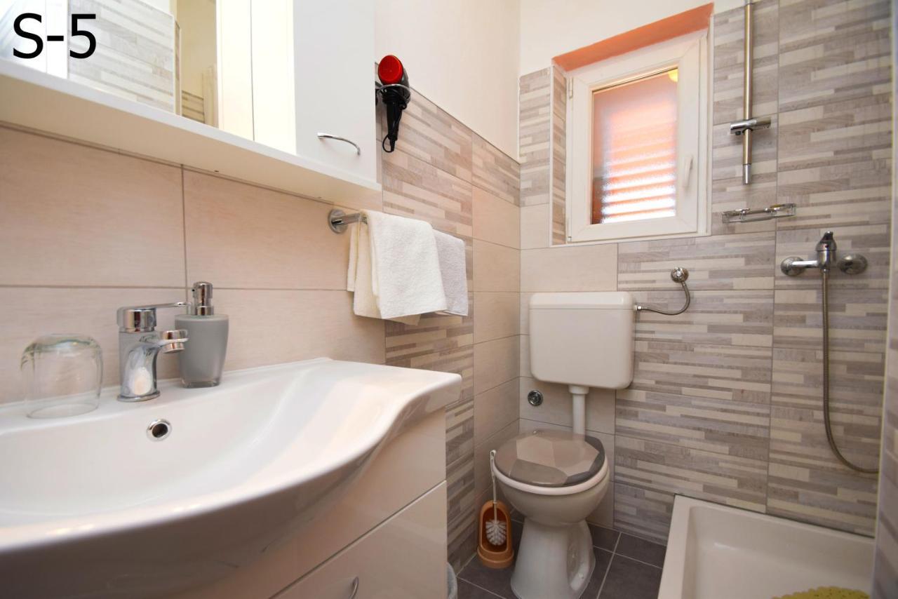 Apartments Mira Starigrad Paklenica Exterior photo