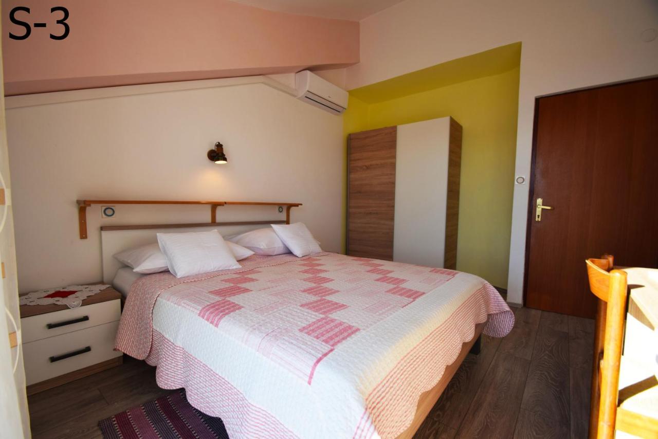 Apartments Mira Starigrad Paklenica Exterior photo