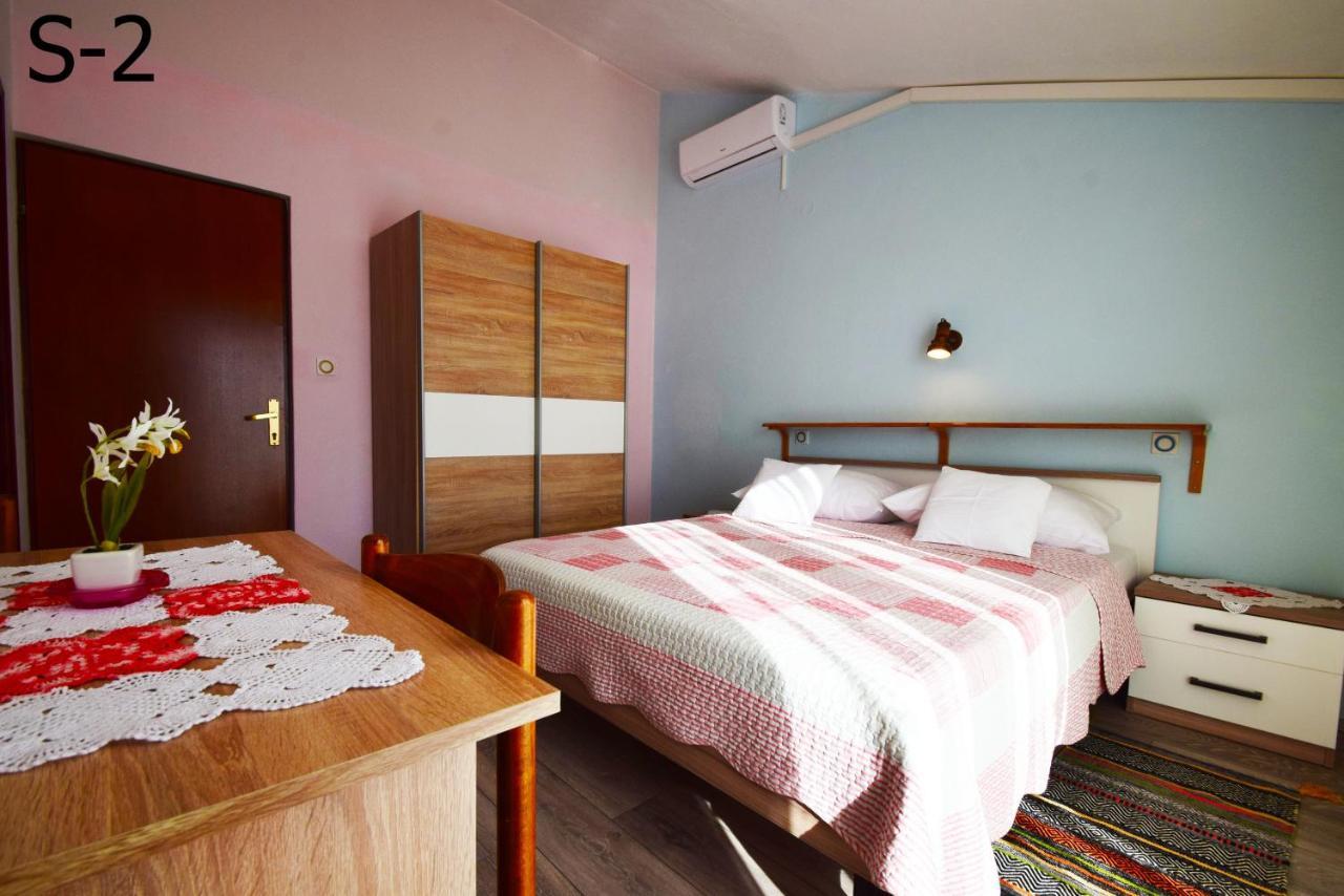 Apartments Mira Starigrad Paklenica Exterior photo
