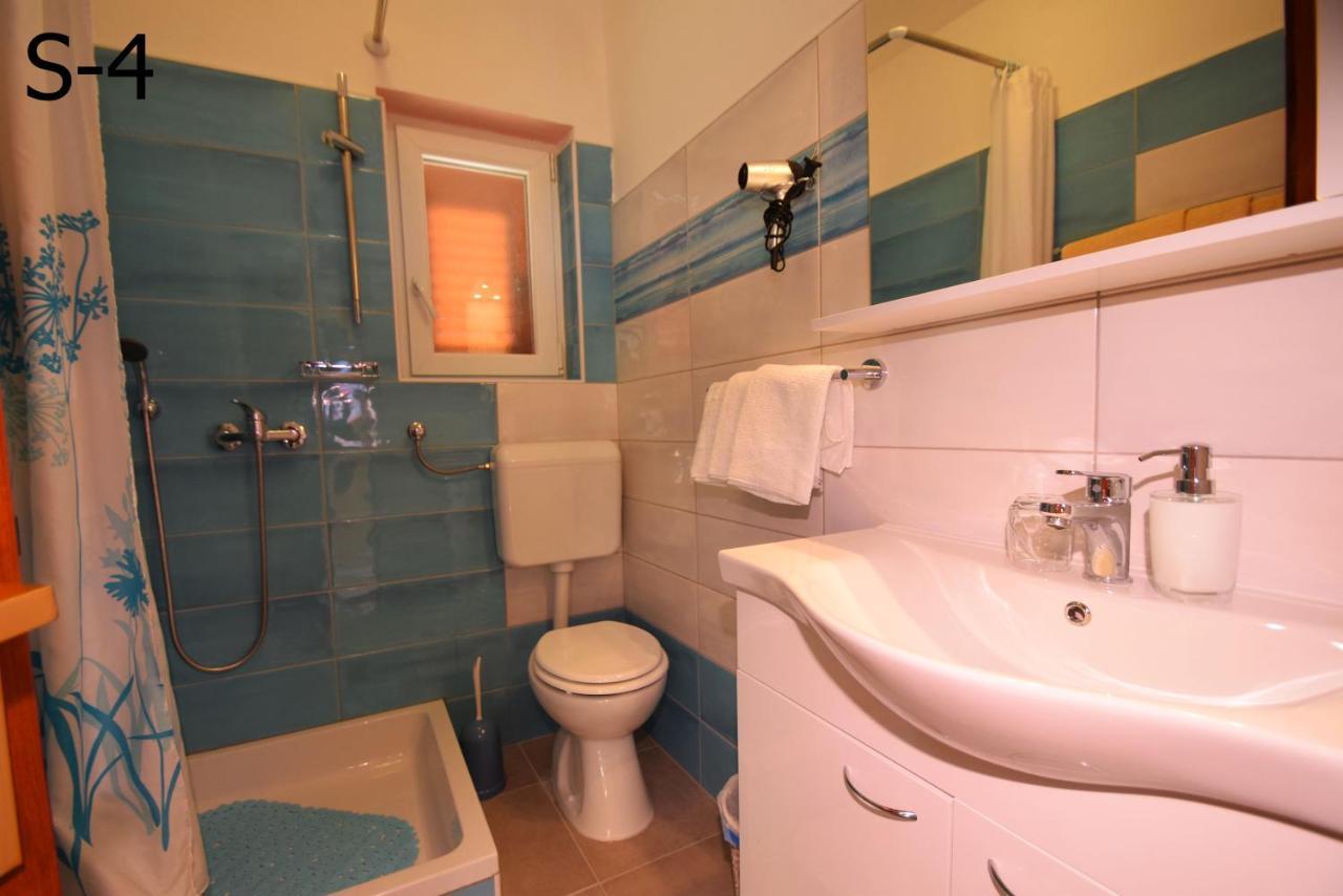 Apartments Mira Starigrad Paklenica Exterior photo