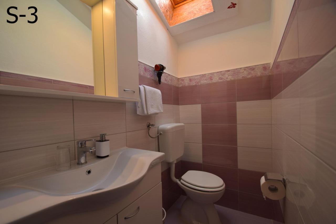 Apartments Mira Starigrad Paklenica Exterior photo