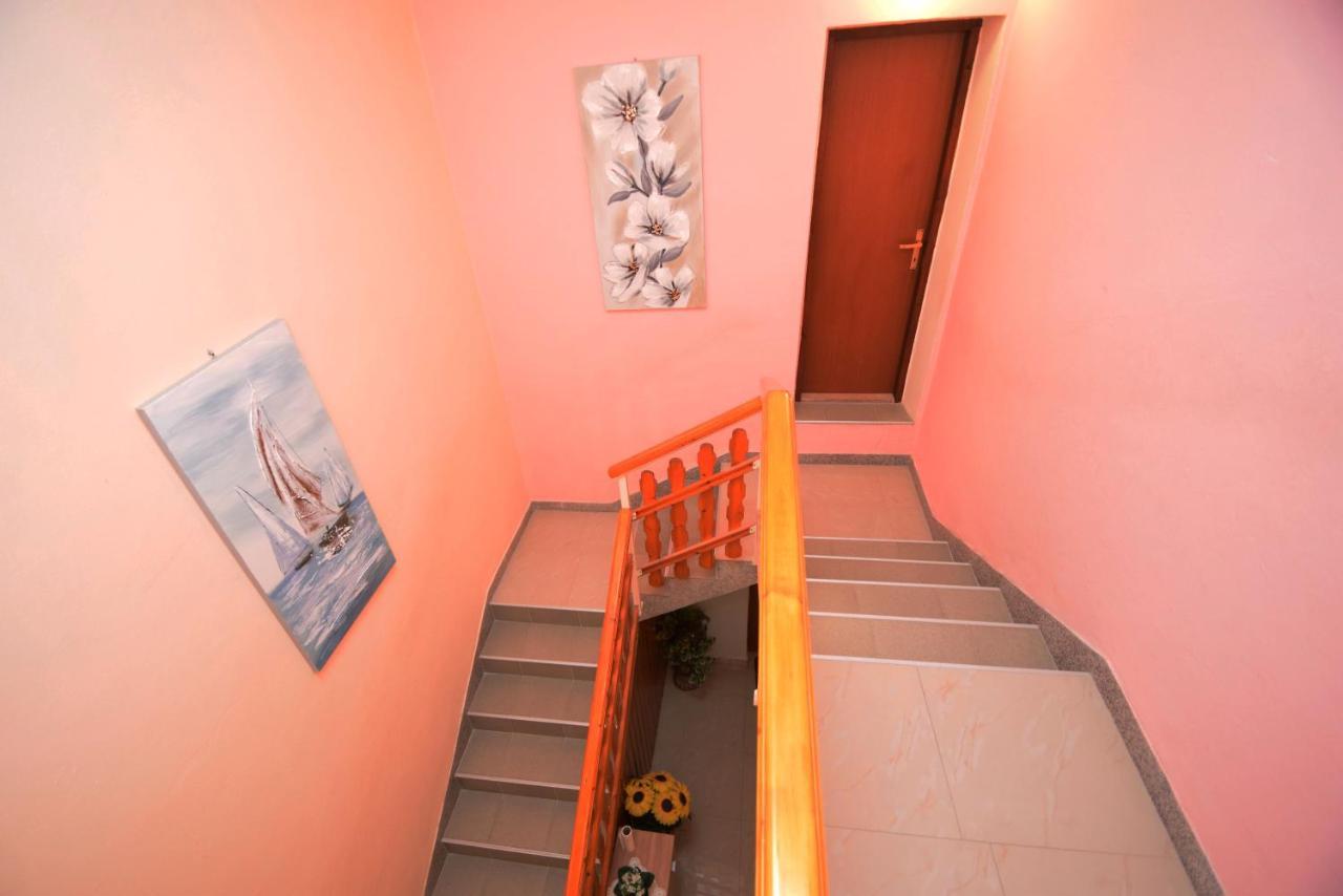Apartments Mira Starigrad Paklenica Exterior photo